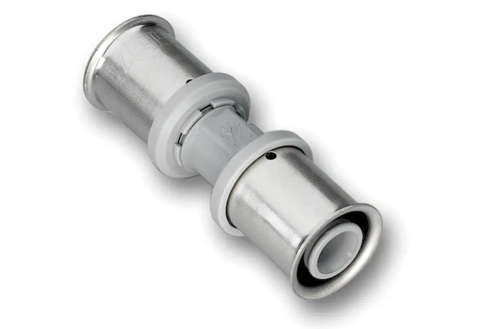 Kupplung aus Metall und Kunststoff, hergestellt von Roth, zur Verbindung von Rohrleitungen. Sichtbare Teile mit einem weißen Ring zur Sicherung der Verbindung.